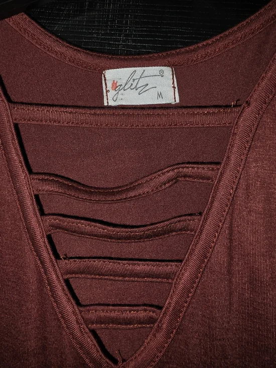 Glitz Rust Red Ladder-Detail V-Neck Tank Size M - Picture 2 of 2